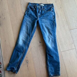 Like new women’s Levi jeans. Slim cut size 30